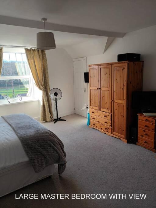 Harlech/huge Three Bedroom/best Location Apartment *