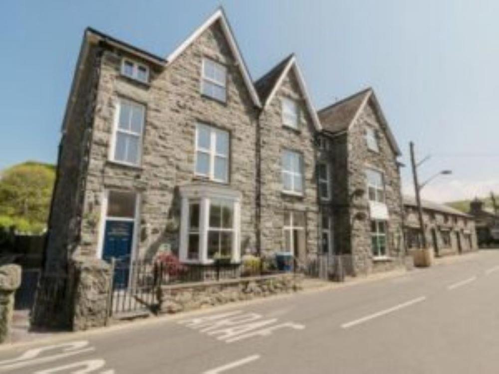 Harlech/huge Three Bedroom/best Location Apartment